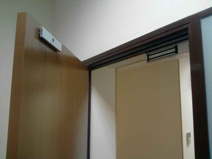 Установка электромагнитного замка на деревянную дверь